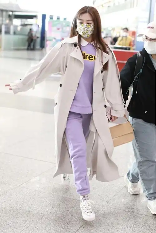 30多岁的张含韵还有酸酸甜甜样子穿风衣配紫内搭依旧有少女感
