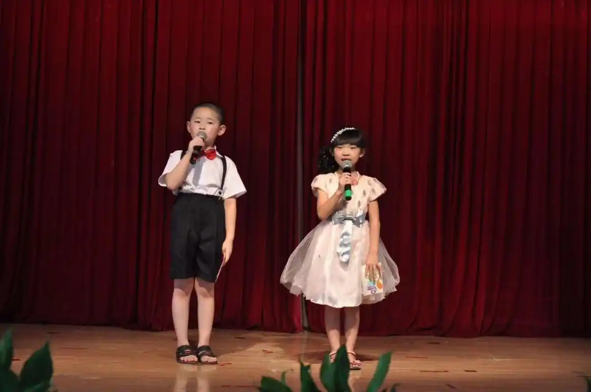 少儿播音主持:如何用正确姿势拿话筒?92 小主持人如何拿话筒?