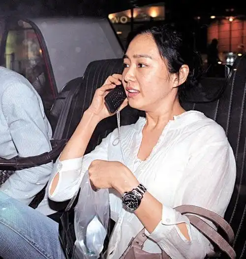 52岁朱丽倩到佛堂吃斋饭不介意隔夜饭菜喜欢打包带回家享用