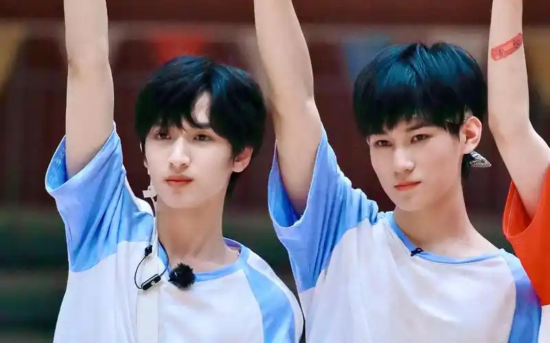 张真源,做鹿晗的粉丝,我是认真的,又可以回家看偶像的穿越火线了!