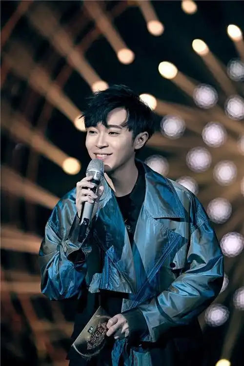 陪伴吴青峰的家人最后和吴青峰解约还背叛了吴青峰