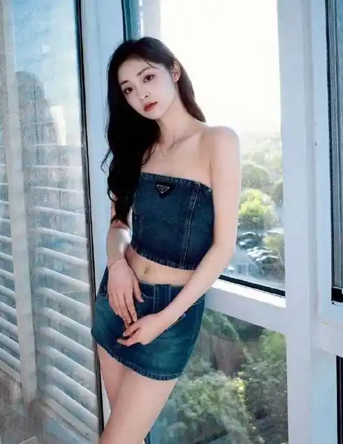 周洁琼牛仔抹胸套裙大秀小蛮腰肤白貌美大长腿性感美艳