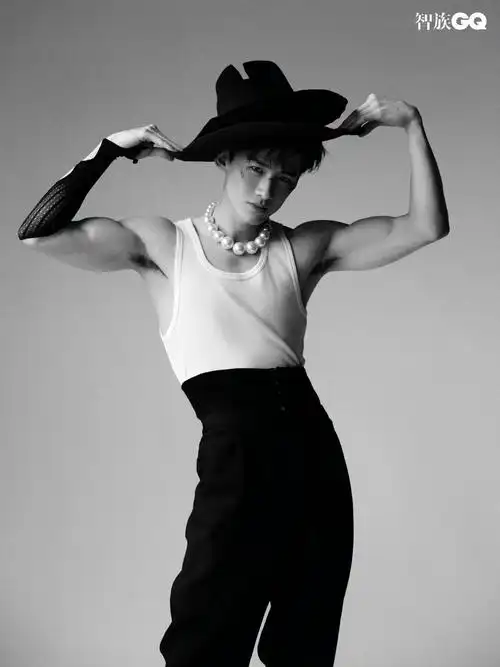 白敬亭智族gq三月开季刊解锁新刊战损妆皮外套