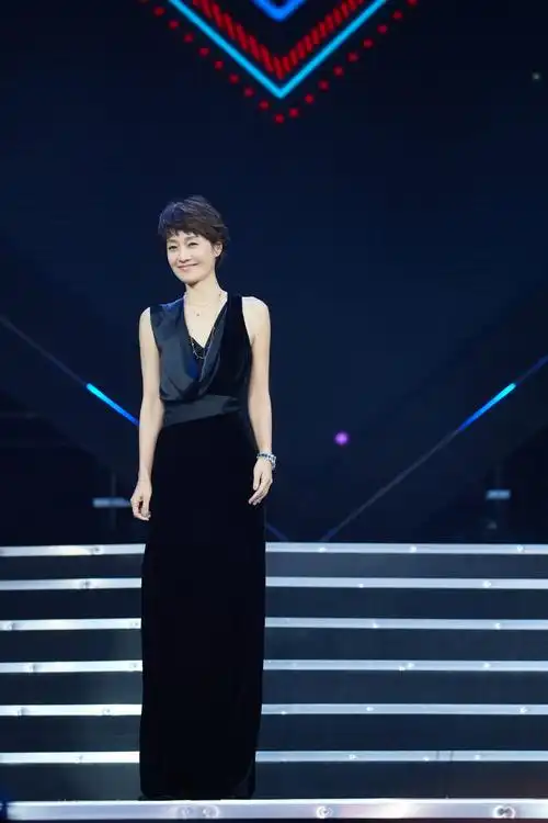 马伊琍长裙亮相某盛典 获封最具实力女演员