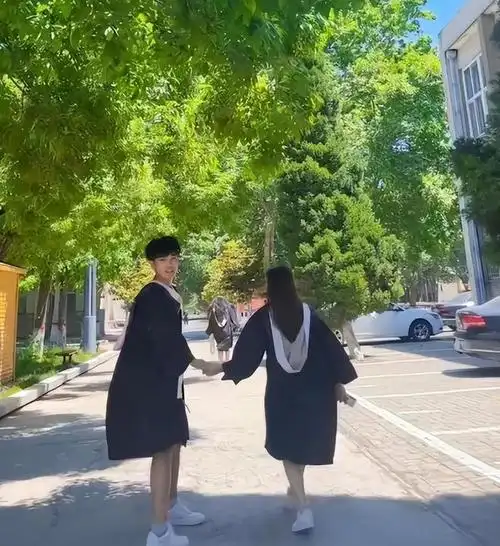 解清帅女友开通社交账号一夜涨粉8000与男友挽手逛街感情甜蜜