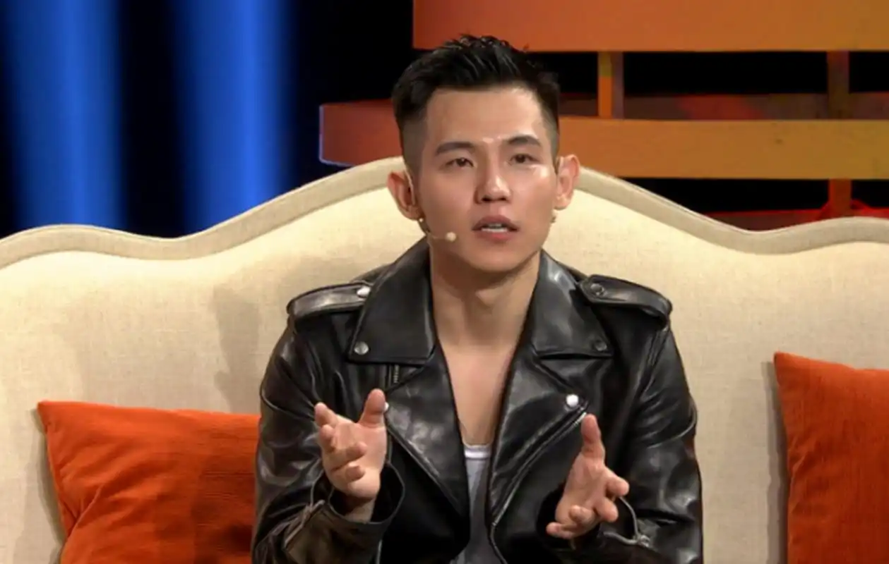 2015年,《夏洛特烦恼》剧组找到周展翅,想让他饰演周杰伦