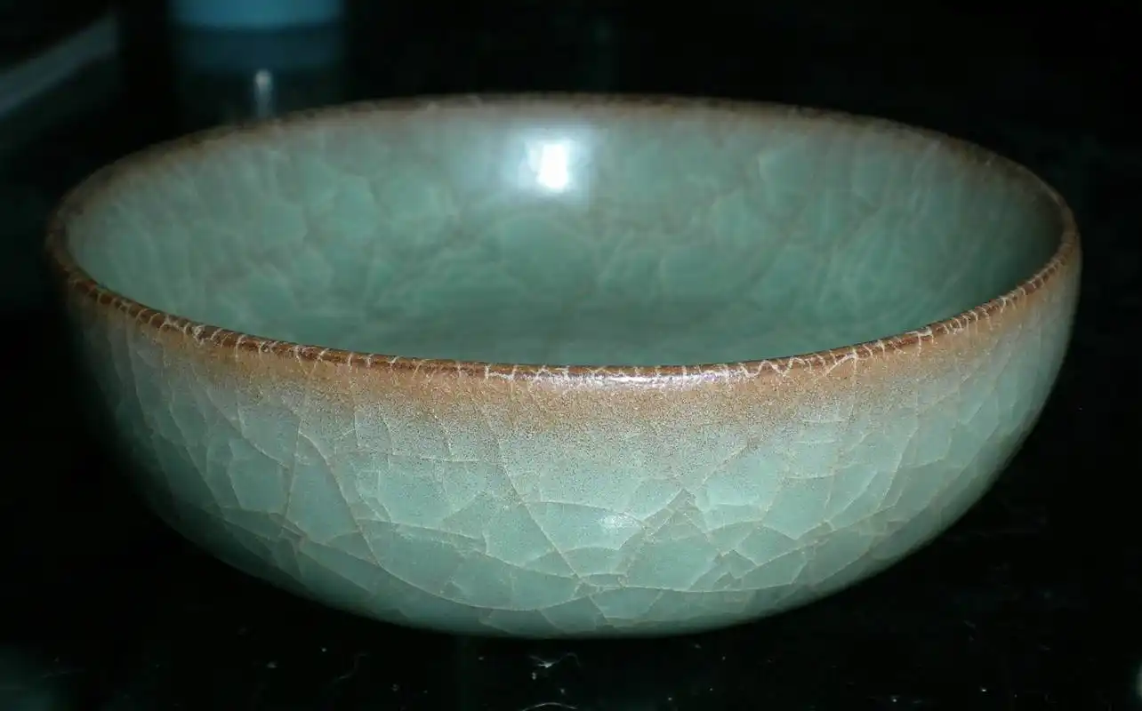 p>"冰裂纹瓷"是南宋官窑的极品,青釉层上,白色裂纹层层叠叠,清晰可见