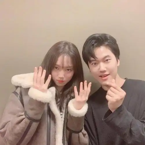 李圣经与好友合照身穿条纹t恤搭羊毛绒外套出镜羡慕皮肤状态