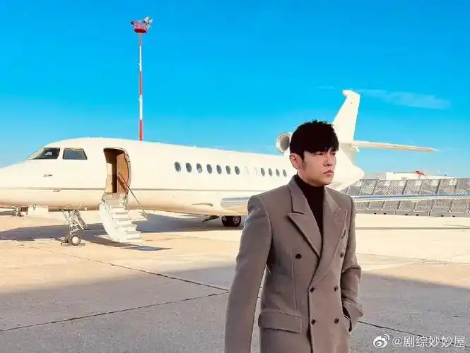 周杰伦ins晒一家三口背影照##周杰伦分享一家三口背影照