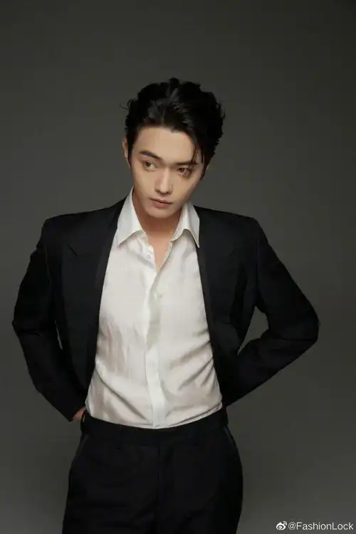 许凯燕尾服西装适配度##许凯西装路透状态