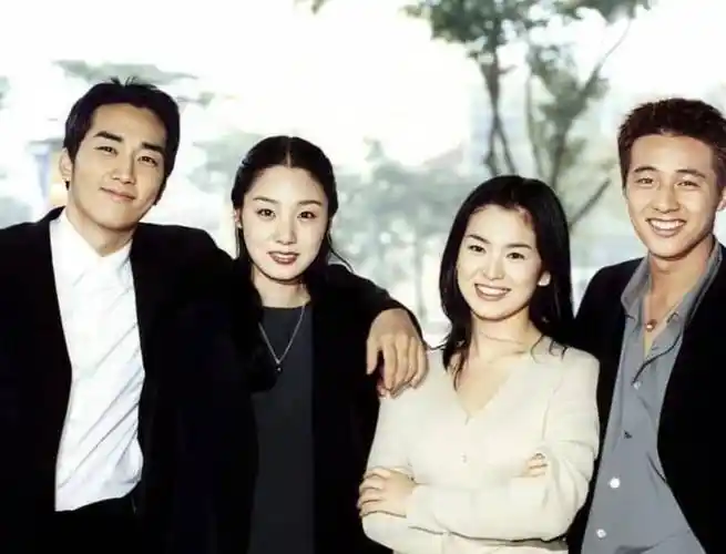 冻龄元斌现身,帅哥笑搂小狗工作,这只幸运狗也陪宋慧乔拍大片_元彬