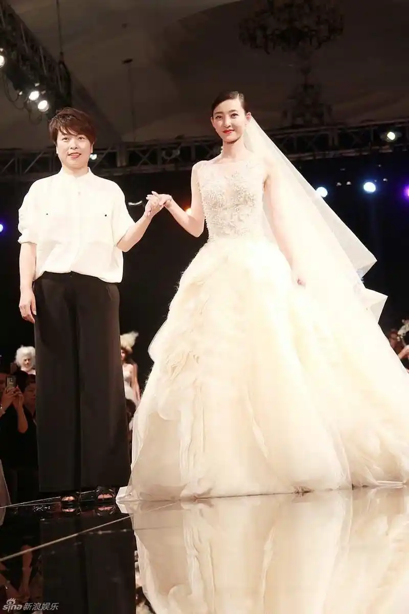 组图:王丽坤披纯白婚纱t台首秀 红唇美翻全场_高清图集_新浪网