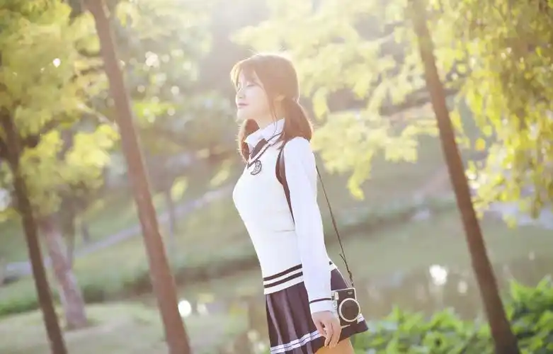 李宓儿短裙校服清新唯美写真