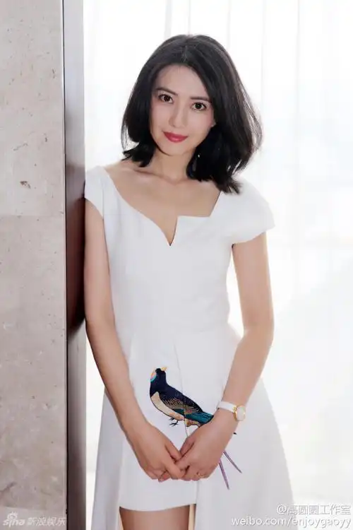 女神范十足!高圆圆穿白裙素雅清新 修长美腿抢镜