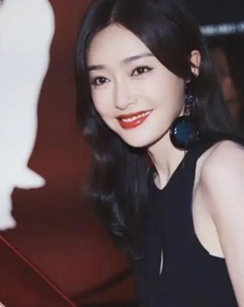 她选定的人生之路,毕竟是演员之路.