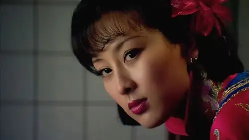 旗袍:丁默群和关萍露大婚,关萍露一边换旗袍一边和他周旋