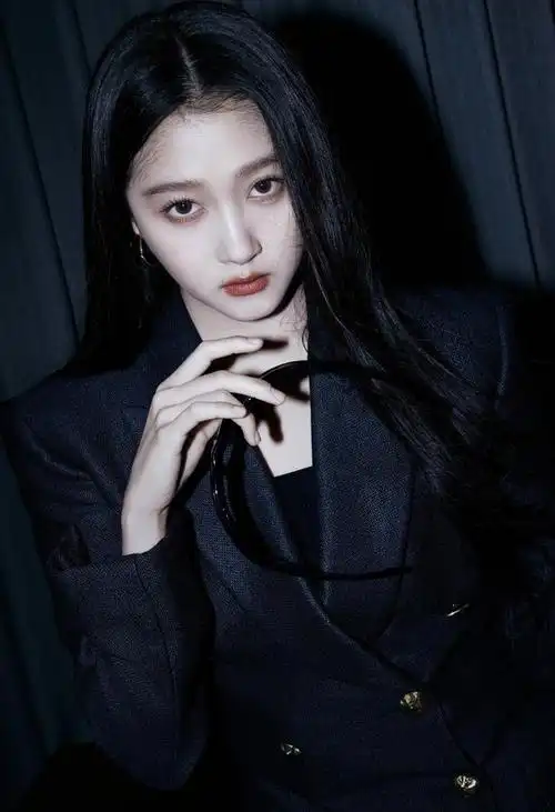 关晓彤今日活动路透allblack西装黑长直造型