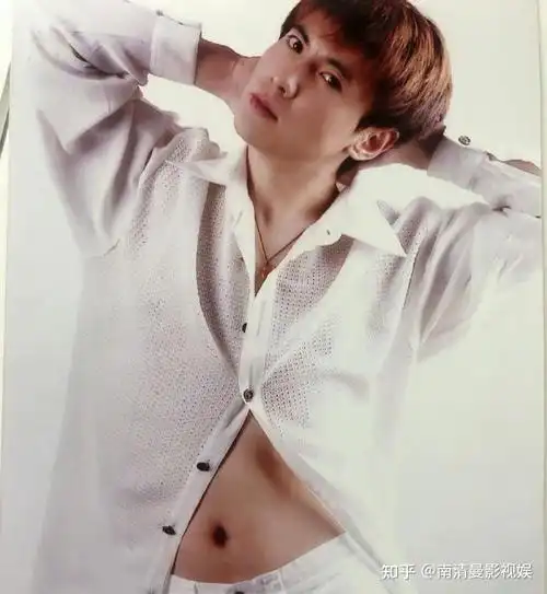 沈腾不愧是军艺校草露脐照透出妖娆超爱美用面膜把褶子贴没了