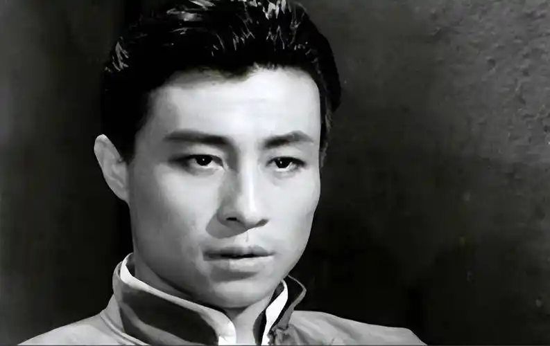 "一代男神"王心刚:陪伴病妻64年,如今90岁只想做一个普通老人