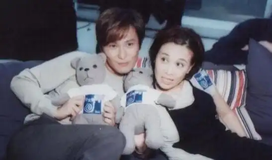 张信哲老婆曾和粉丝谈恋爱如今50岁仍单身原因