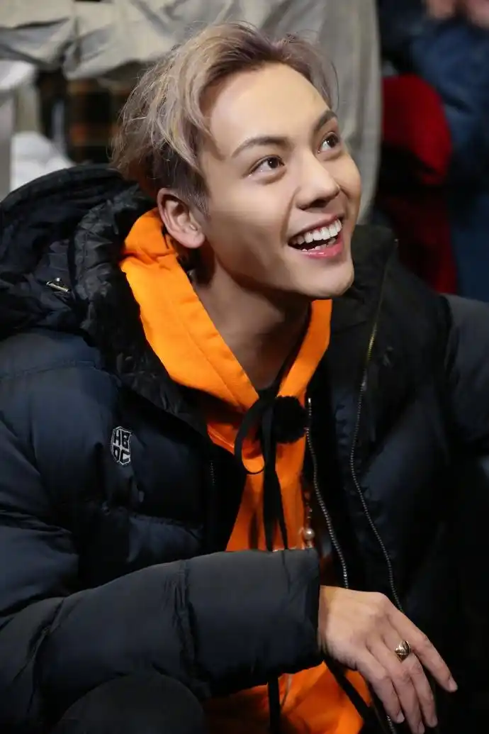 组图:陈伟霆戴耳钉雅痞范儿十足 hold住紫黄头发炫酷不羁_高清图集