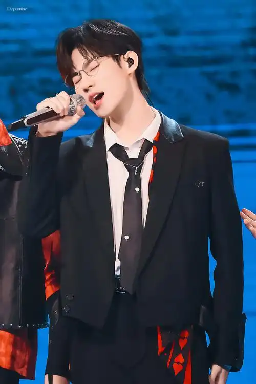 张真源黑色西装金丝眼镜造型