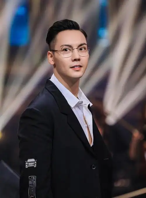 陈伟霆换发型留着偏分油头戴金属框眼镜痞帅的样子的确迷人