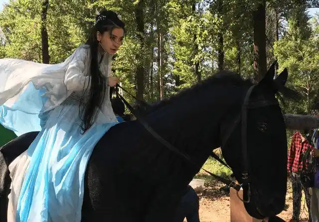 明显可以感觉到她的紧张,对骑马有一些恐惧的心情郑爽在古装剧中有和