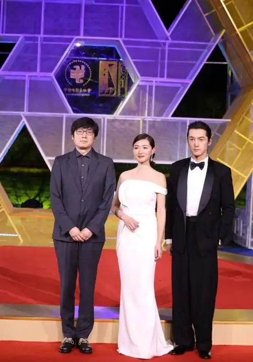 cp粉狂欢时间到,胡歌万茜惊喜同框,胡歌不再放飞自我显高冷