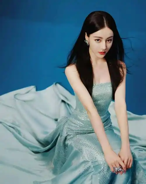 惊!久而没见,迪丽热巴活动现场绝美亮相!