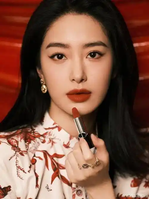 杨采钰靓丽写真风情万种!雪肤玉貌曼妙身材性感迷人