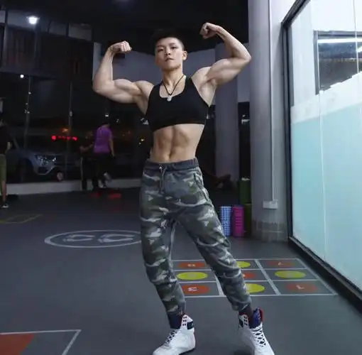 她被誉为中国最帅女教练因好身材爆红网络身材碾压肌肉男