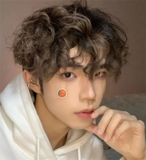 男生羊毛卷发型 蓬松慵懒有个性_男生烫发 - 美发站