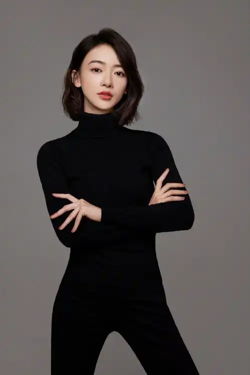 吴谨言温婉黑色毛衣造型