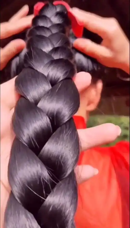 从小跟阿婆学习养发蓄发,两三米的长发没有白发,也没有掉发,有发质