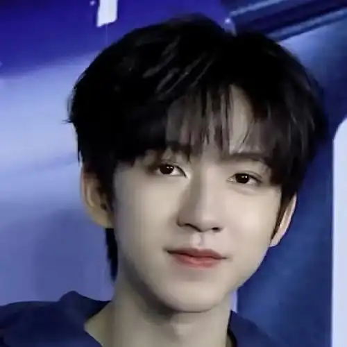 贺峻霖头发上有个爱心