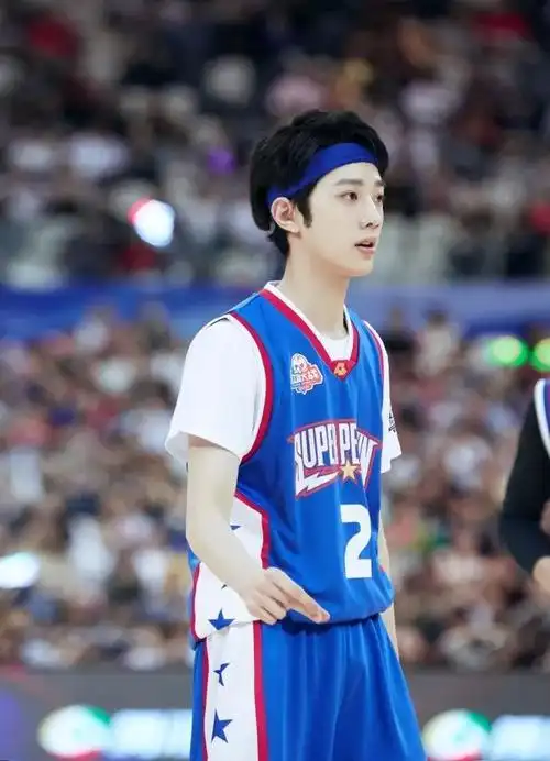 然而,elleidol眼里的赖冠霖是闪闪发光的篮球少年!