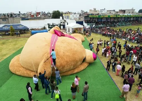 墨西哥生产商制造出重4吨最巨型的玩具熊创吉尼斯世界纪录