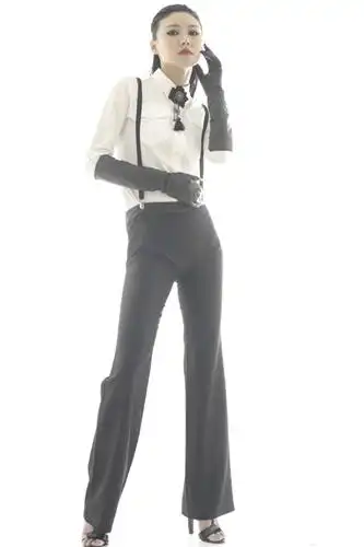 组图:实力歌手徐千雅冷艳写真 千姿百态