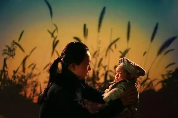 私生子隐瞒病母亲主动与有钱父亲相认背后隐情让人感动