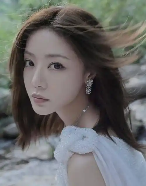 邓家佳北影节纯白礼服造型,也太美,太仙气了吧_白色_电影节_长裙