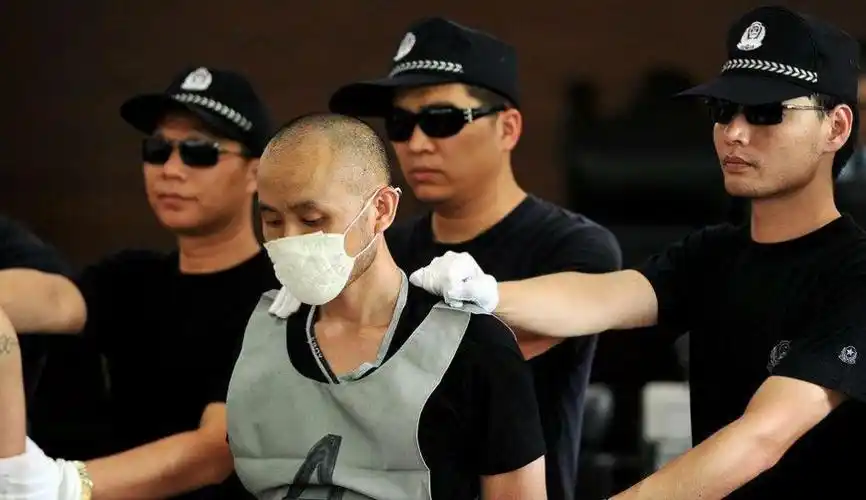 蔡伟,男,35岁,四川省冕宁县人结局:强奸罪,抢劫罪数罪并罚,被判死刑