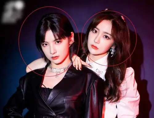 硬糖少女赵粤王艺瑾合体拍海报将照片放大后