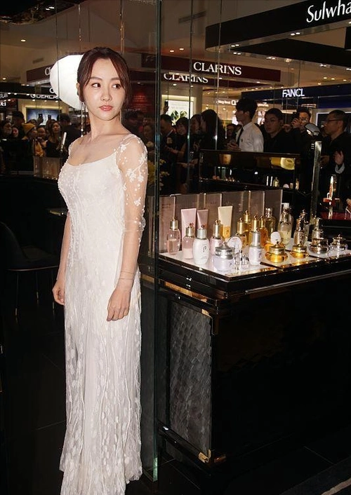 杨蓉的身材看着挺饱满,穿白色露肩小礼裙一点没缩水,依旧有韵味插图7