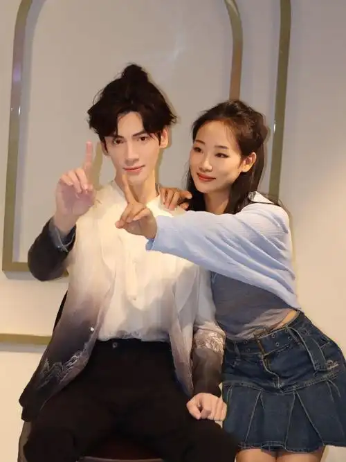 罗云熙幻镜开启##罗云熙杜莎双蜡像揭幕