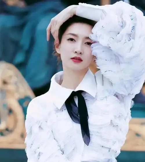 近日,一份中国十位最漂亮的女明星排行榜单在网络上引发热议.