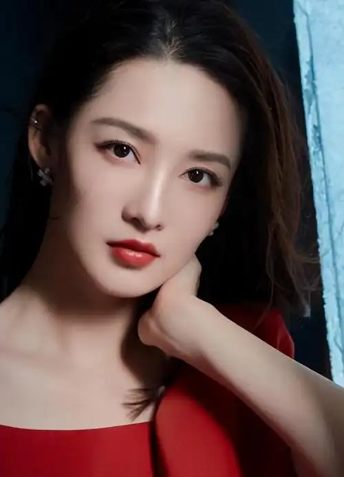 李沁被国家秘密培养9年,却扭头进入娱乐圈,网友:背祖忘宗!