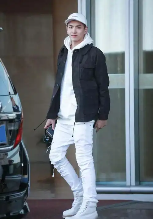 是谁的眼神锁定我?吴亦凡深得简单就是真理的精髓,黑色牛仔更加沉稳.