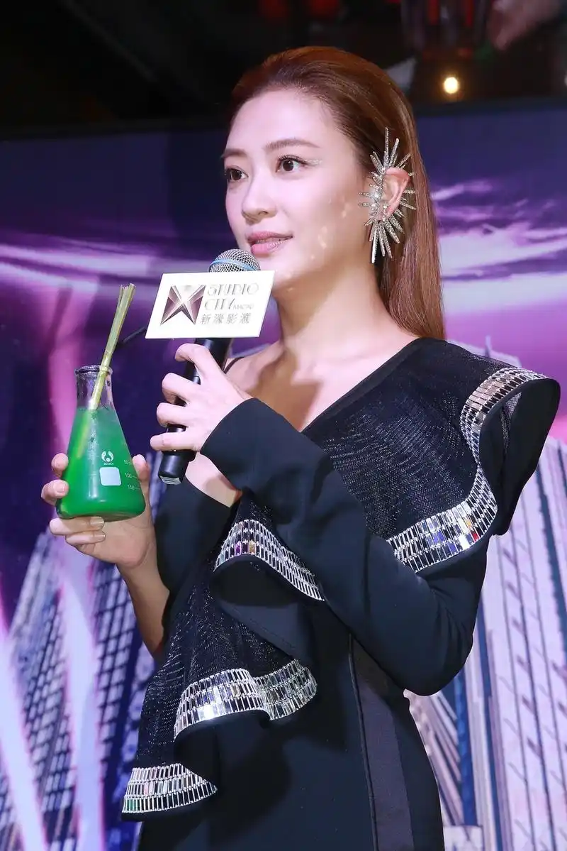 新浪娱乐讯 5月25日,应采儿到澳门参加外星主题展览活动.