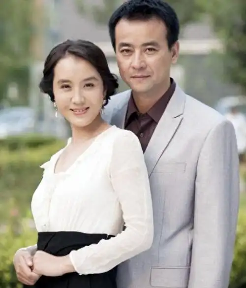 回顾演员罗钢娶小23岁郝蕾伴娇妻战胜遗传病48岁终老来得子